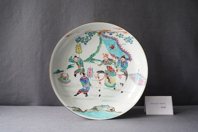 Een Chinese famille rose schotel met een krijgsheer te paard met soldaten, Yongzheng/Qianlong
