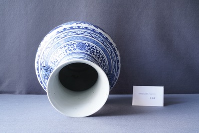 Een Chinese blauw-witte 'hu' vaas met floraal decor, Qianlong merk, 19e eeuw
