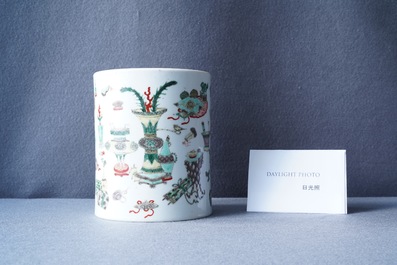 Un pot &agrave; pinceaux en porcelaine de Chine famille verte, Kangxi