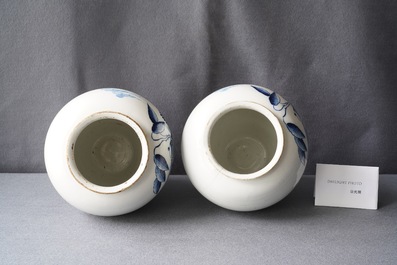 Une paire de pots &agrave; tabac en fa&iuml;ence de Delft en bleu et blanc &agrave; d&eacute;cor d'indiens, 18&egrave;me