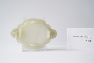 Une coupe en jade blanche sur socle en bois, Chine, Kangxi