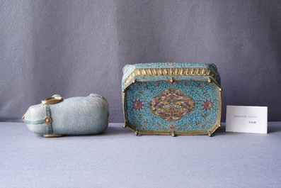 Un grand mod&egrave;le d'un &eacute;l&eacute;phant en bronze dor&eacute; et &eacute;maux cloisonn&eacute;s, marque de Qianlong, 19/20&egrave;me