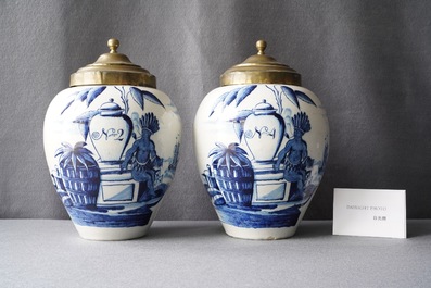 Une paire de pots &agrave; tabac en fa&iuml;ence de Delft en bleu et blanc &agrave; d&eacute;cor d'indiens, 18&egrave;me