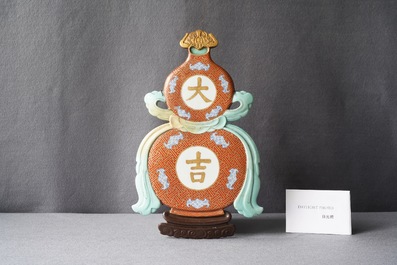 Une plaque en forme de gourde en porcelaine de Chine rouge de fer et dor&eacute;, 19&egrave;me