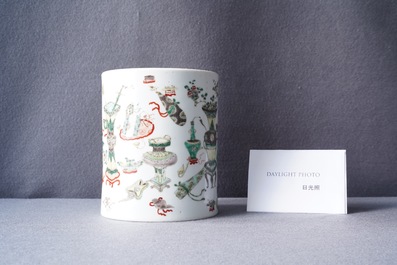 Un pot &agrave; pinceaux en porcelaine de Chine famille verte, Kangxi