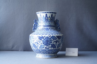 Een Chinese blauw-witte 'hu' vaas met floraal decor, Qianlong merk, 19e eeuw