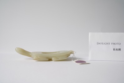 Een Chinese licht celadon jade penselenwasser in de vorm van een schildpad, 18/19e eeuw