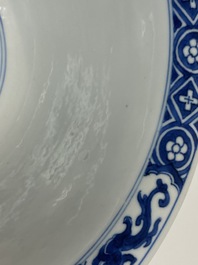 Un bol en porcelaine de Chine en bleu et blanc &agrave; d&eacute;cor de dragons et ph&eacute;nix, marque de Chenghua, Kangxi