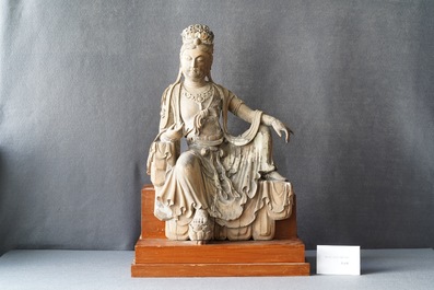Une figure de Guanyin en bois peint, Chine, Ming