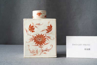 Une bo&icirc;te &agrave; th&eacute; en porcelaine de Chine famille verte aux armes d'Ataide pour le march&eacute; portugais, Kangxi