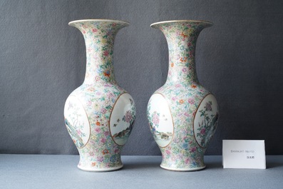Une paire de vase en porcelaine de Chine famille rose &agrave; d&eacute;cor 'millefleurs', marque de Qianlong, R&eacute;publique