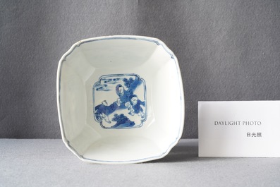 Un bol de forme carr&eacute;e en porcelaine de Chine en bleu et blanc, marque de Chenghua, Kangxi