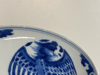Un bol en porcelaine de Chine en bleu et blanc &agrave; d&eacute;cor de dragons et ph&eacute;nix, marque de Chenghua, Kangxi