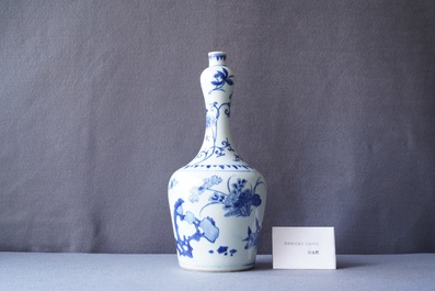 Un vase de forme bouteille en porcelaine de Chine en bleu et blanc, &eacute;poque Transition