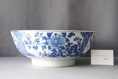 Een grote Chinese blauw-witte kom met florale vakverdeling, Qianlong