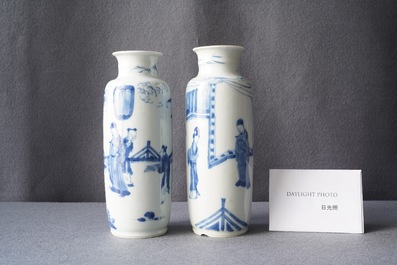 Deux vases de forme rouleau en porcelaine de Chine en bleu et blanc, Kangxi