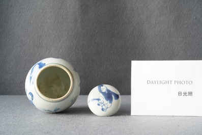 Une bo&icirc;te &agrave; th&eacute; couverte en porcelaine de Chine en bleu et blanc, Kangxi