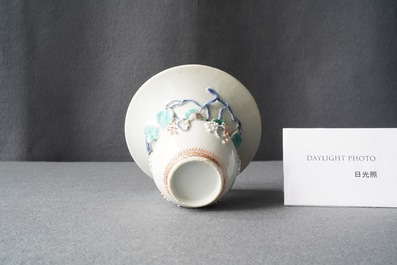 Un crachoir en porcelaine de Chine &agrave; d&eacute;cor en relief d'&eacute;cureuils, Yongzheng