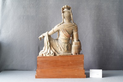 Une figure de Guanyin en bois peint, Chine, Ming