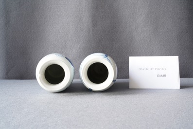 Deux vases de forme rouleau en porcelaine de Chine en bleu et blanc, Kangxi