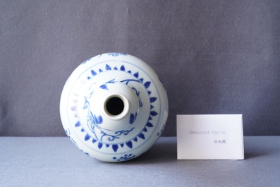 Un vase de forme bouteille en porcelaine de Chine en bleu et blanc, &eacute;poque Transition