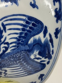 Un bol en porcelaine de Chine en bleu et blanc &agrave; d&eacute;cor de dragons et ph&eacute;nix, marque de Chenghua, Kangxi