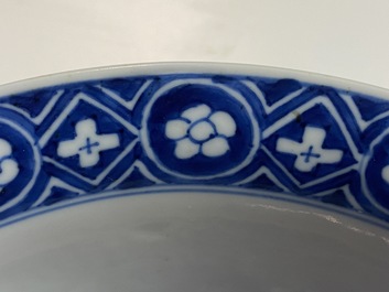 Un bol en porcelaine de Chine en bleu et blanc &agrave; d&eacute;cor de dragons et ph&eacute;nix, marque de Chenghua, Kangxi