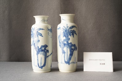 Deux vases de forme rouleau en porcelaine de Chine en bleu et blanc, Kangxi