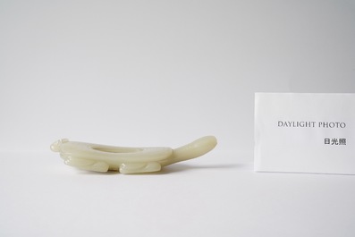 Een Chinese licht celadon jade penselenwasser in de vorm van een schildpad, 18/19e eeuw