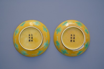 Une paire de coupes en porcelaine de Chine &agrave; d&eacute;cor de dragons sur fond jaune, marque et &eacute;poque de Tongzhi