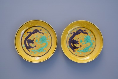 Une paire de coupes en porcelaine de Chine &agrave; d&eacute;cor de dragons sur fond jaune, marque et &eacute;poque de Tongzhi