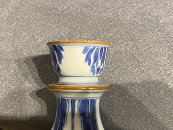 Een Chinese blauw-witte hookah-basis met verhalend decor, Kangxi