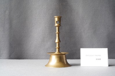Un bougeoir en bronze, Flandres ou Pays-Bas, 16&egrave;me