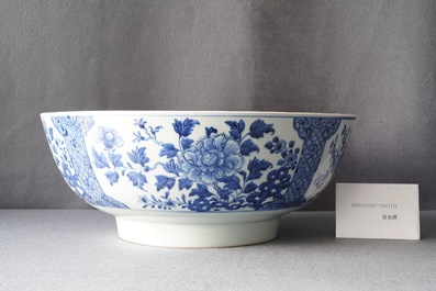 Een grote Chinese blauw-witte kom met florale vakverdeling, Qianlong