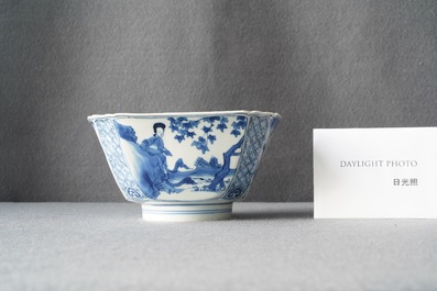Un bol de forme carr&eacute;e en porcelaine de Chine en bleu et blanc, marque de Chenghua, Kangxi