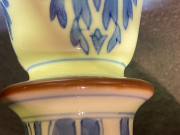 Een Chinese blauw-witte hookah-basis met verhalend decor, Kangxi