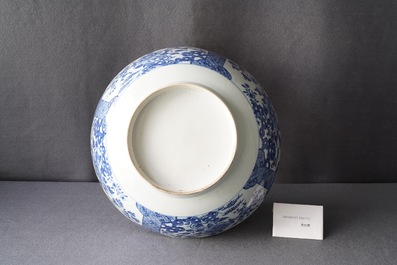 Een grote Chinese blauw-witte kom met florale vakverdeling, Qianlong