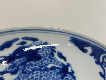 Un bol en porcelaine de Chine en bleu et blanc &agrave; d&eacute;cor de dragons et ph&eacute;nix, marque de Chenghua, Kangxi