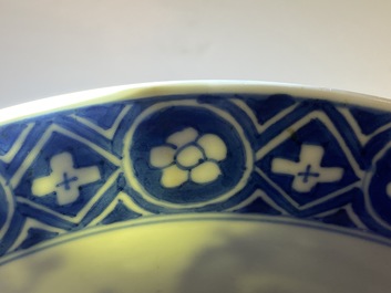 Un bol en porcelaine de Chine en bleu et blanc &agrave; d&eacute;cor de dragons et ph&eacute;nix, marque de Chenghua, Kangxi
