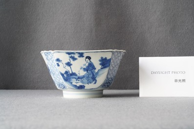 Un bol de forme carr&eacute;e en porcelaine de Chine en bleu et blanc, marque de Chenghua, Kangxi