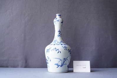 Un vase de forme bouteille en porcelaine de Chine en bleu et blanc, &eacute;poque Transition