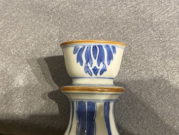 Een Chinese blauw-witte hookah-basis met verhalend decor, Kangxi