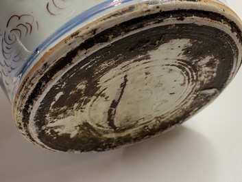 Un vase couvert en porcelaine de Chine wucai &agrave; d&eacute;cor d'immortels, Shunzhi