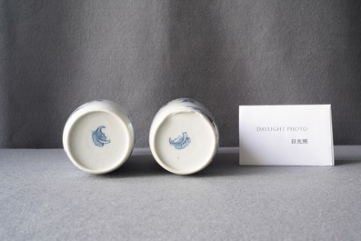 Deux vases de forme rouleau en porcelaine de Chine en bleu et blanc, Kangxi
