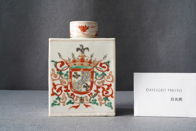 Une bo&icirc;te &agrave; th&eacute; en porcelaine de Chine famille verte aux armes d'Ataide pour le march&eacute; portugais, Kangxi