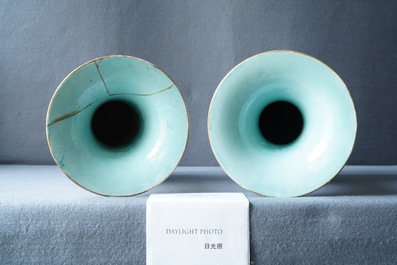 Une paire de vase en porcelaine de Chine famille rose &agrave; d&eacute;cor 'millefleurs', marque de Qianlong, R&eacute;publique