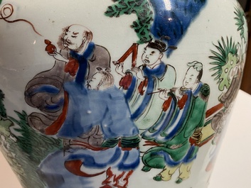 Un vase couvert en porcelaine de Chine wucai &agrave; d&eacute;cor d'immortels, Shunzhi