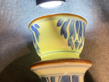Een Chinese blauw-witte hookah-basis met verhalend decor, Kangxi
