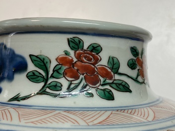Un vase couvert en porcelaine de Chine wucai &agrave; d&eacute;cor d'immortels, Shunzhi