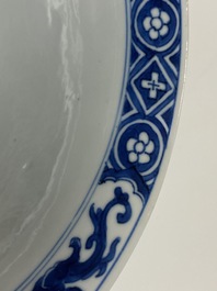 Un bol en porcelaine de Chine en bleu et blanc &agrave; d&eacute;cor de dragons et ph&eacute;nix, marque de Chenghua, Kangxi
